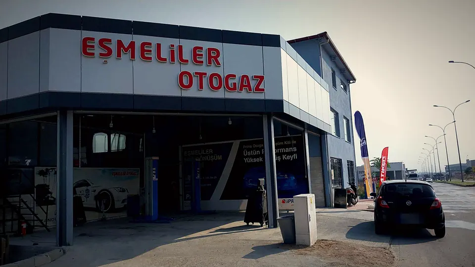 Eşmeliler Otogaz servis binasının dış cephesi, Uşak