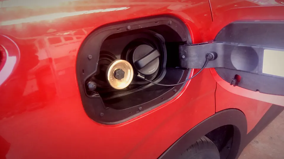 Yakıt kapağı içine yerleştirilmiş LPG dolum ağzı