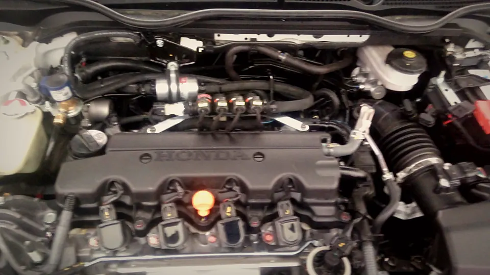 Motor bölmesinde LPG enjektör ve regülatör bağlantıları